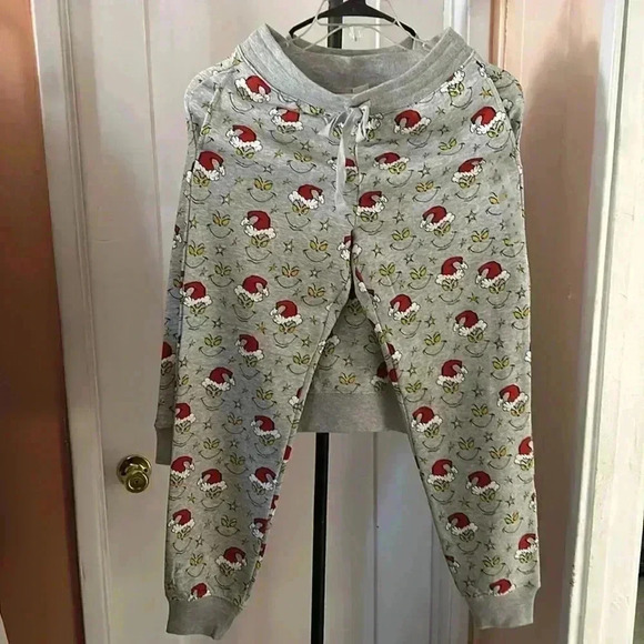 Grinch Christmas sweatpants and sweatshirt. - Picture 7 of 13